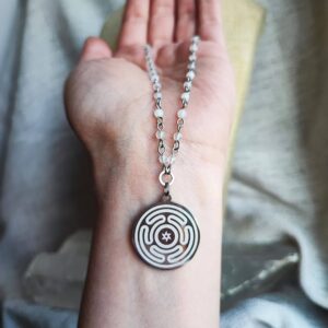 collar mujer piedra luna amuleto rueda hecate