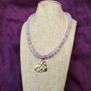 collar de piedras moradas lila dorado colgante grande