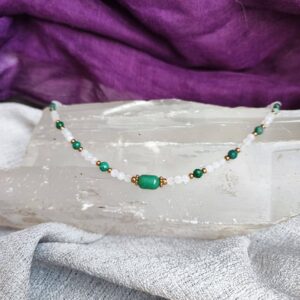 collar mujer piedra luna y esmeraldas